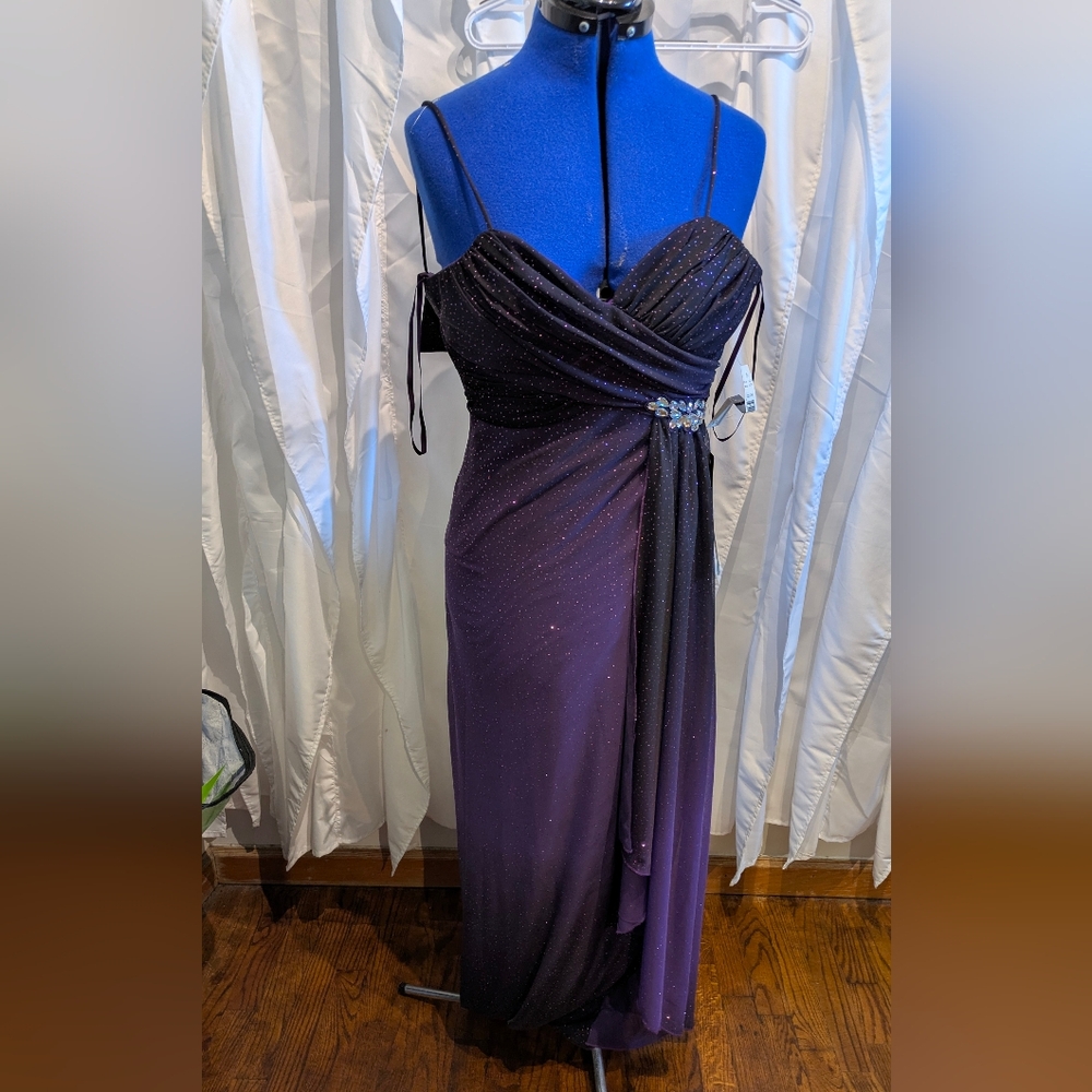 C6 NWT Reign On Purple Off-the-Shoulder Shimmer Gown – Size 5/6